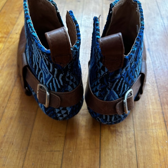*Hand-Stitched* Guatemalan Leather Blue Patterned Ankle Boots w/ Removable Strap - Picture 4 of 6